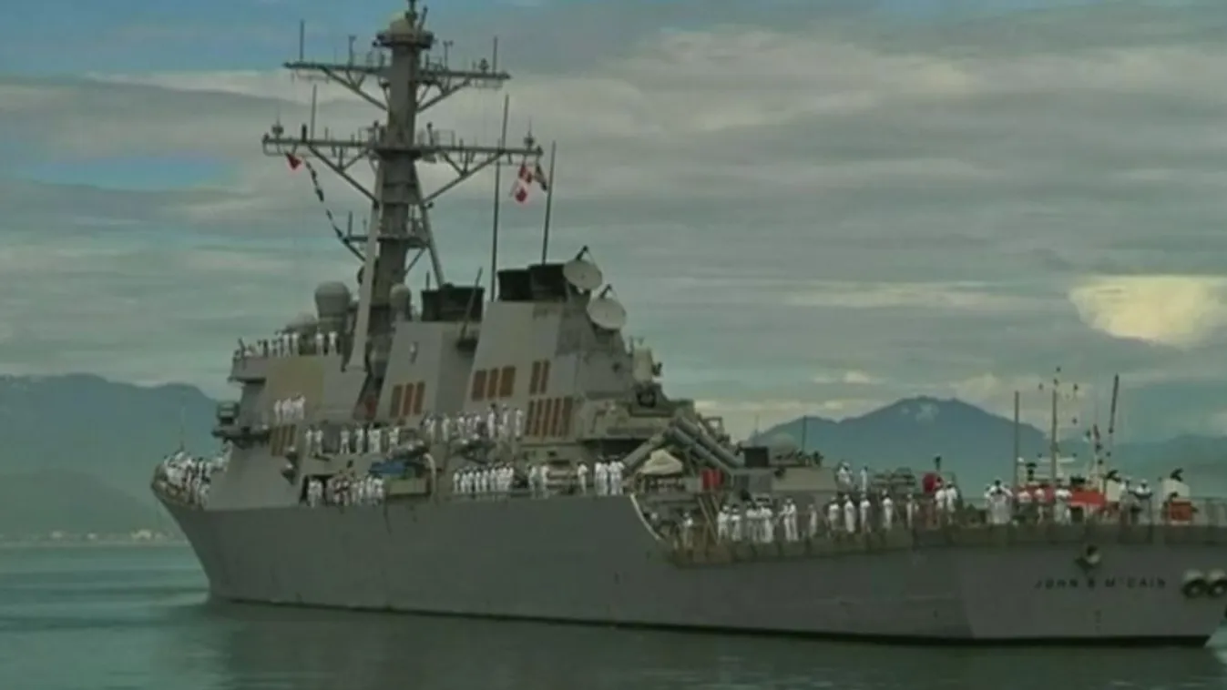 Hadihajó ütközött Szingapúrnál