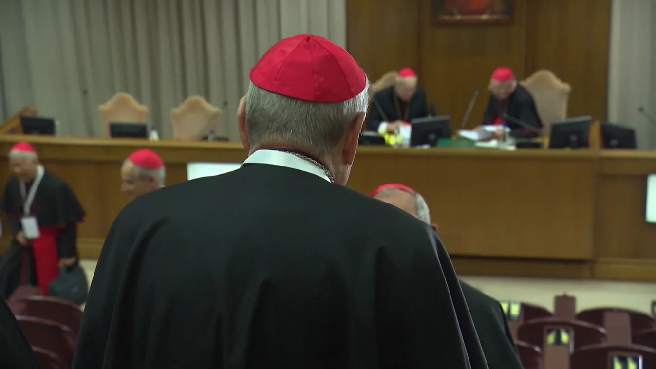 A hagyományok szerint zajlik a pápaválasztás + videó