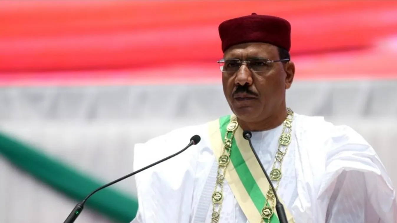 Hazaárulás vádjával citálnák bíróság elé Nigerben az elmozdított elnököt