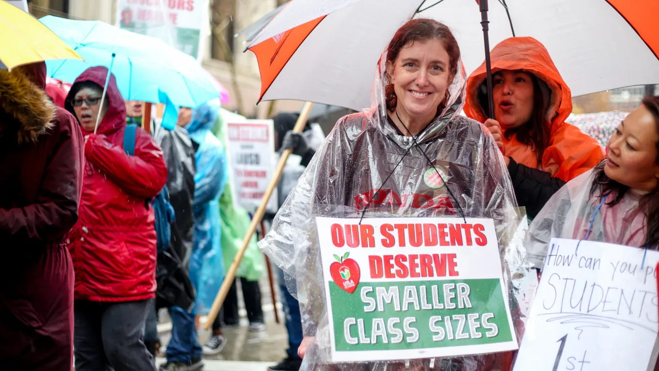 A magasabb fizetésért húztak vörös trikót a pedagógusok