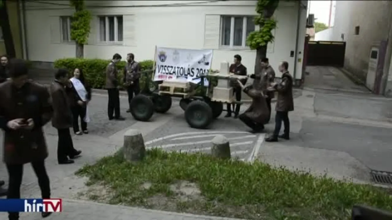 Hatalmas követ tolnak az összetartó egyetemisták