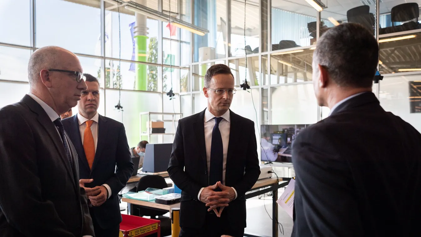 Szijjártó Péter: Csúcstechnológiájú lélegeztetőgépeket fognak gyártani Vácott