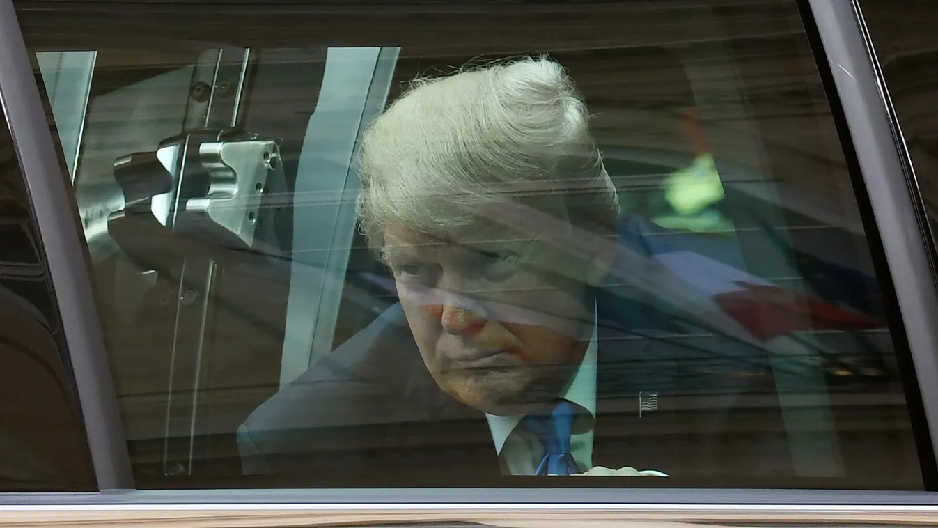 Donald Trump kártyázik