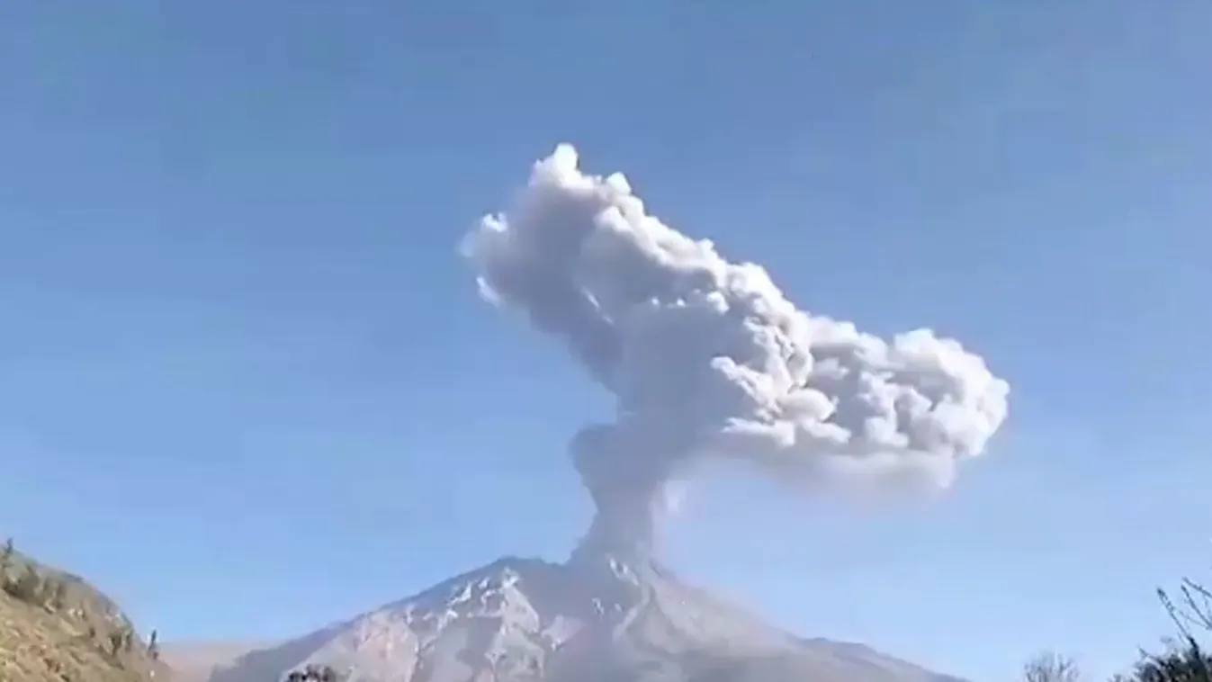 Kitört a perui Ubinas vulkán, hamut szórva több településre