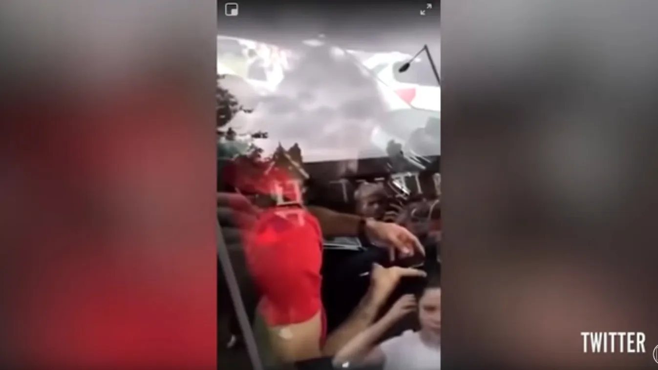 Büntetés vár a mobilozó Salahra