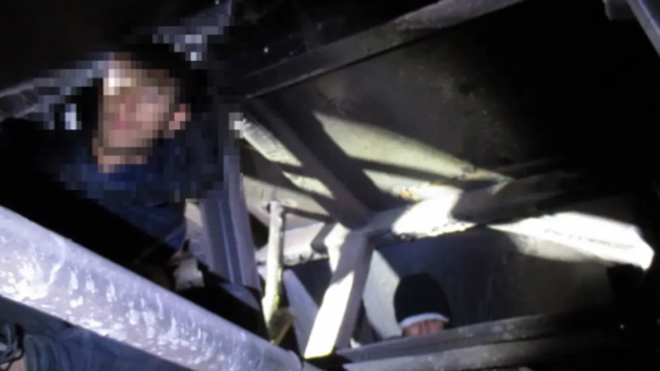 A vonat alvázán szöktek át a határon