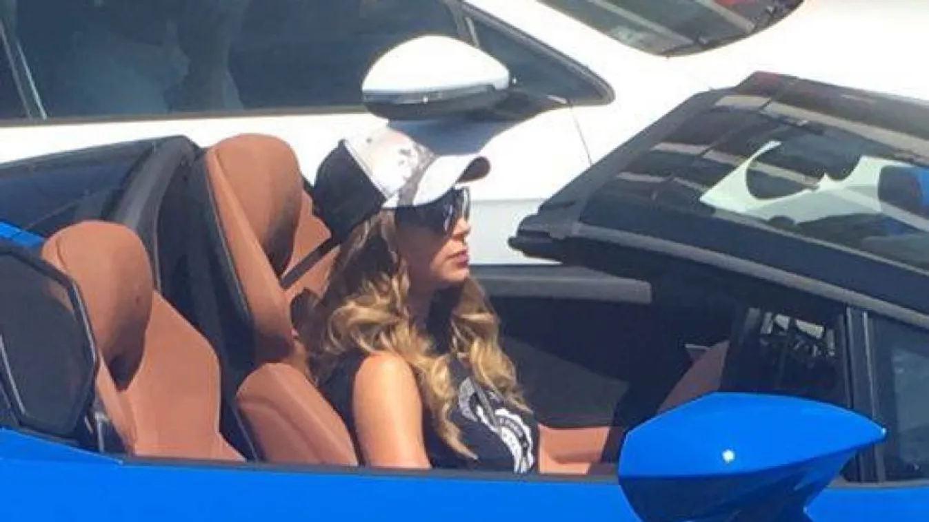A Bentley nem menő, Vajna Tímea Lamborghinit hajt Pesten