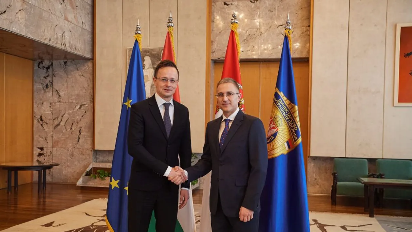 Szijjártó: Magyarország minden körülmények között megvédi határait