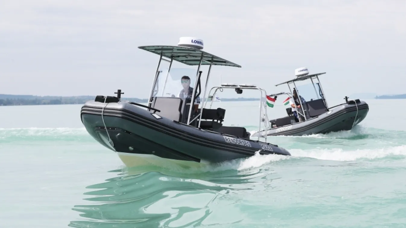 Szörfösöket mentettek a balatoni vízirendőrök