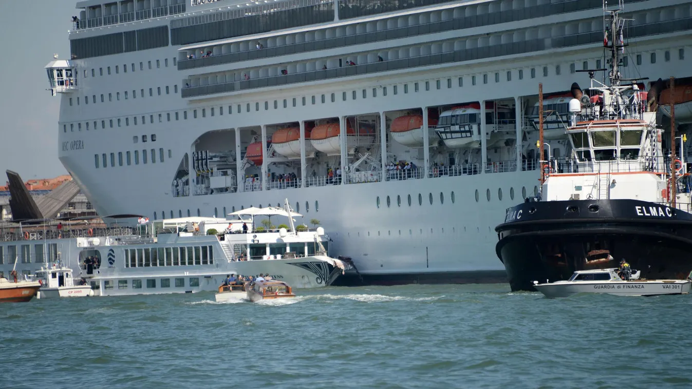 A tengerjáró hajók behajtása ellen tüntettek Velencében