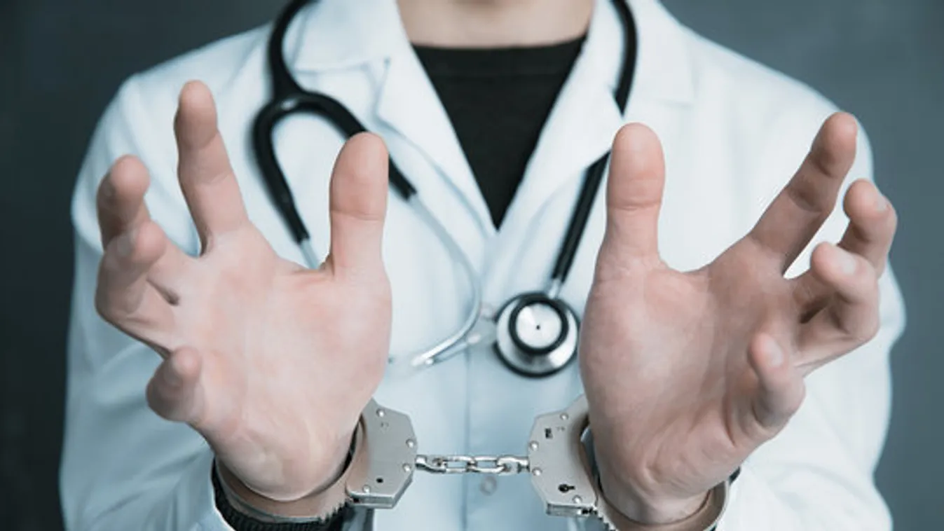 A kórházból vitték el a rendőrök az ismert orvost és asszisztensét