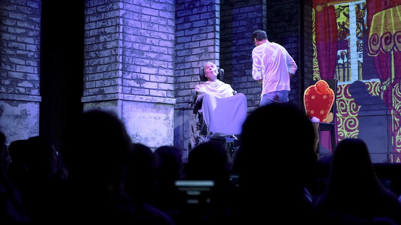 Radar - A hallássérültek is élvezhetik a színházat  egyedi technológiával feliratozzák a darabot