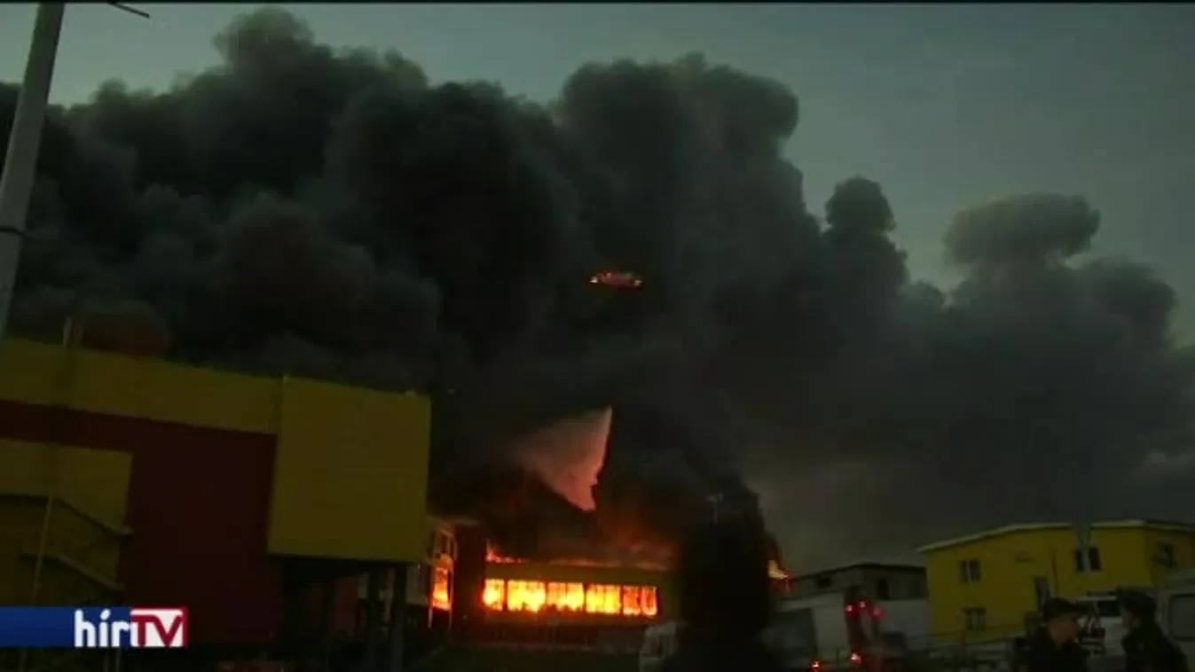 Daruval oltják a lángoló üzletközpontot