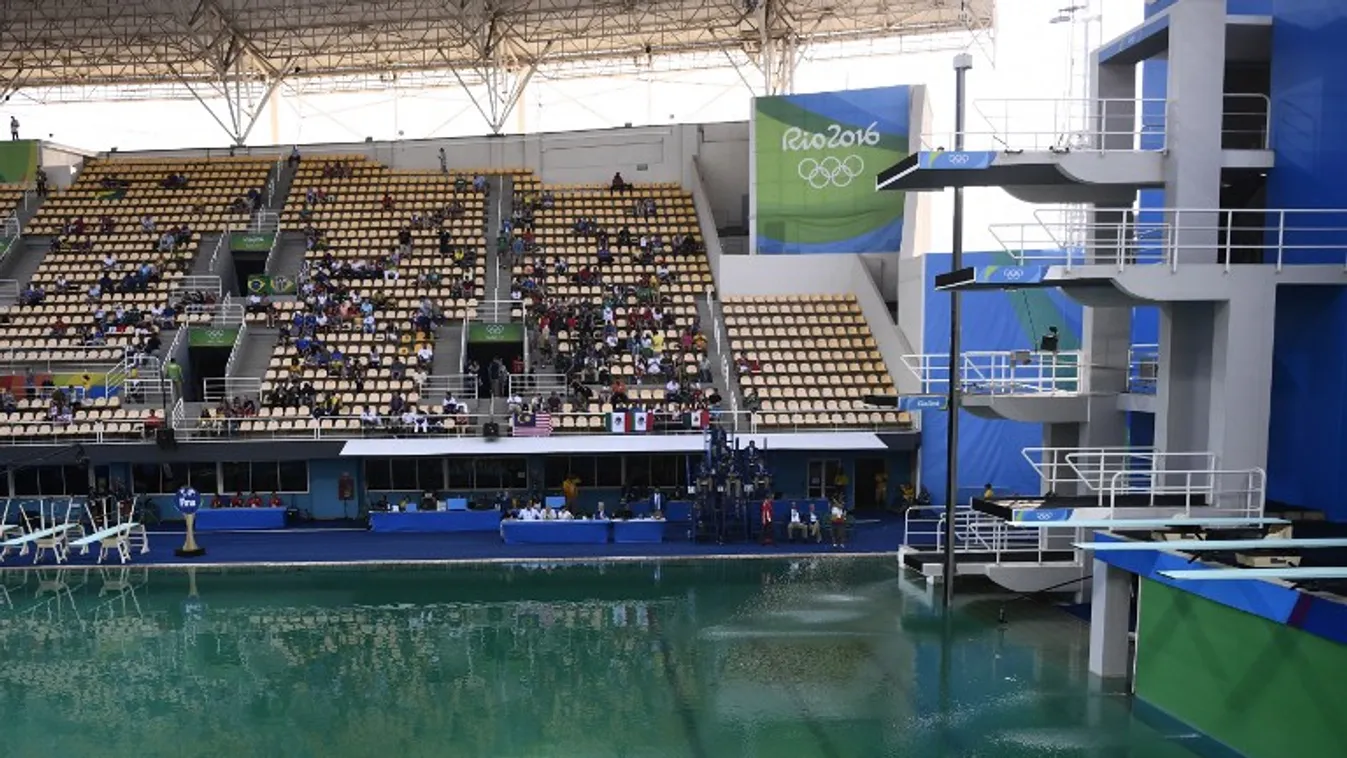 Kékről zöld színre váltott a medence Rióban