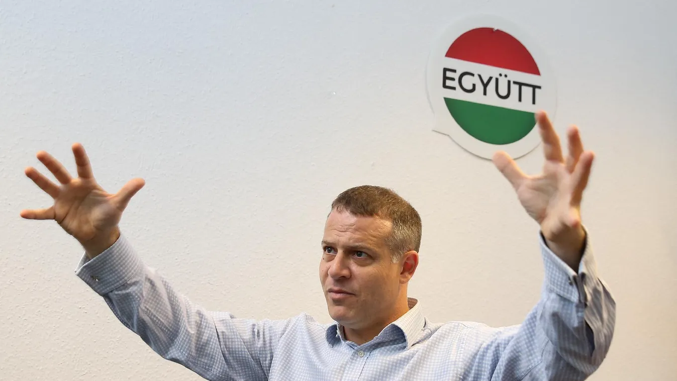 Juhászék plakátját egy percen belül letépték