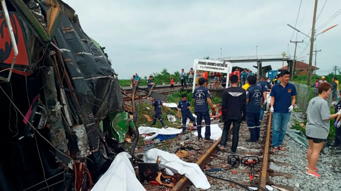 Tehervonattal ütközött egy busz Thaiföldön