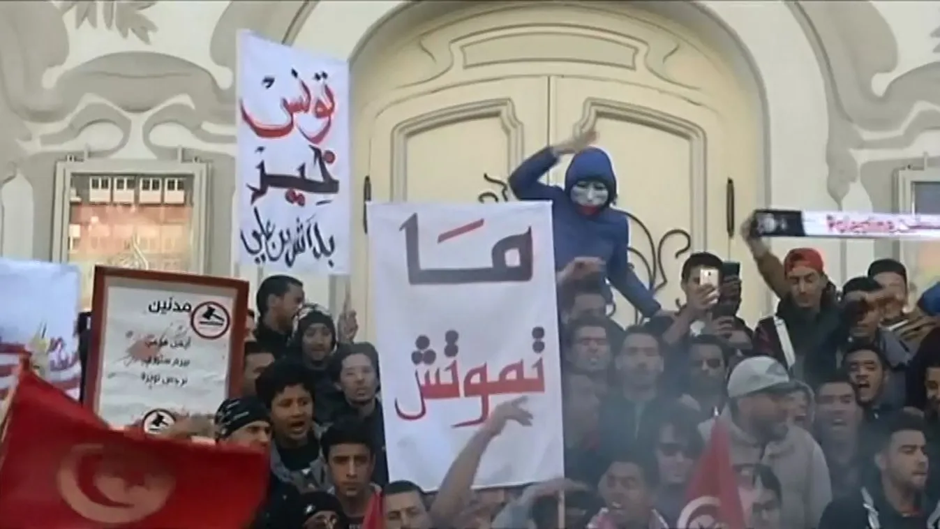 Könnygázt vetettek be a tüntetők ellen