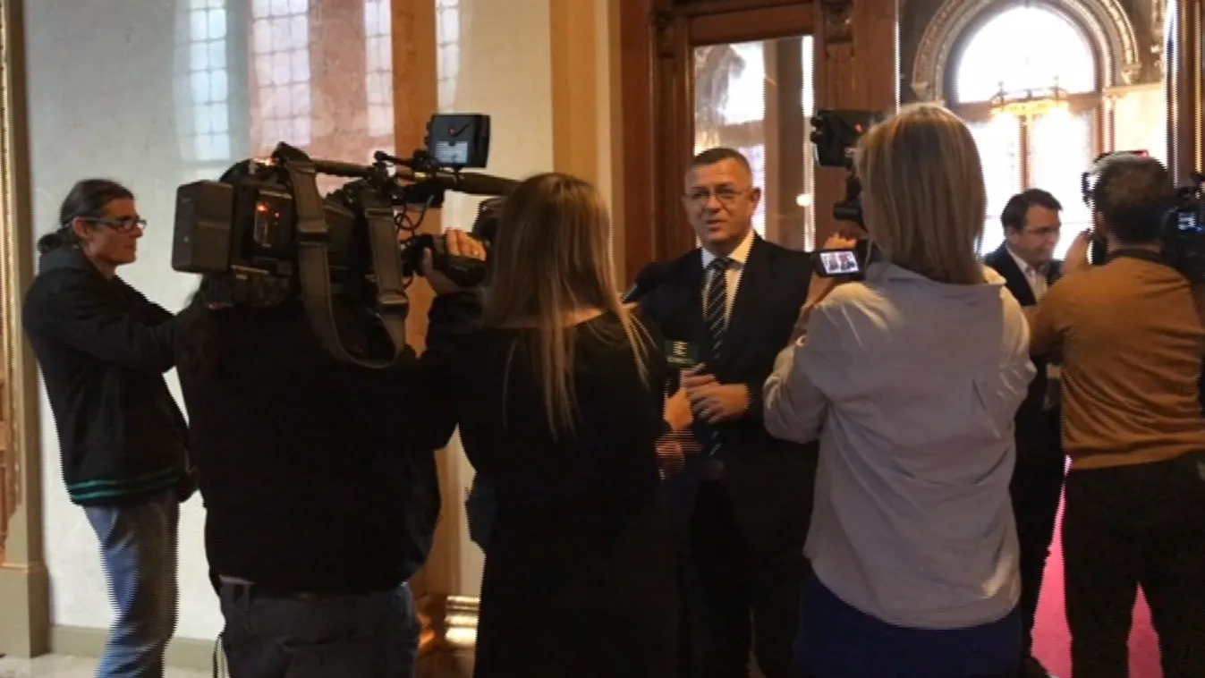 Kitiltották a Parlamentből az anyázó László Petrát