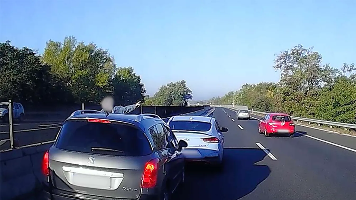 Videón, ahogy ezt valaki képes volt megcsinálni a tömött autópályán