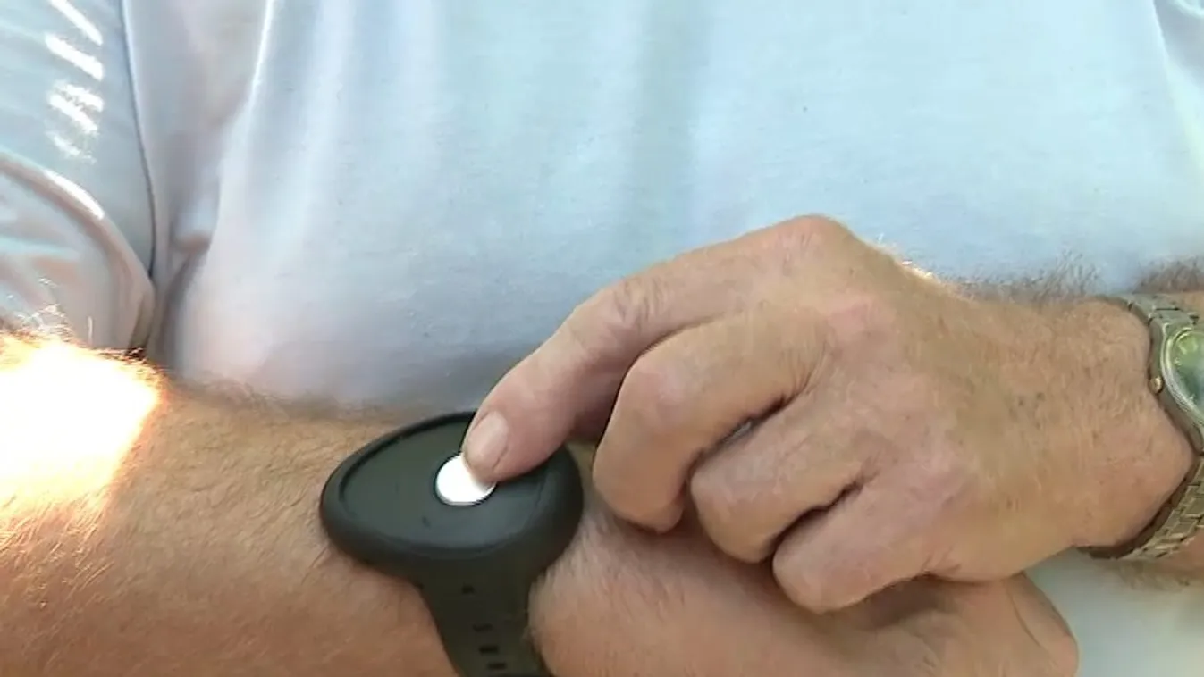 A 80 év felettiek regisztráció nélkül is megkapják a Gondosórát Budapesten  + videó