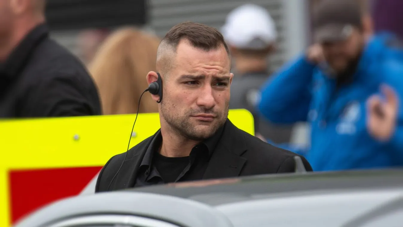 Túllépte hatáskörét Magyar Péter testőre azzal, hogy kidobta a Tisza Párt sajtótájékoztatójáról a HírTV stábját + videó