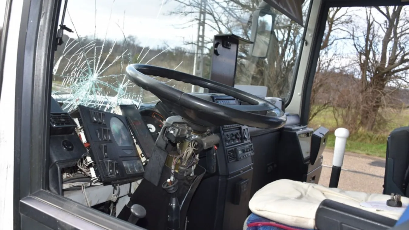 Megrongálta a buszt, majd egy ülésre lefeküdt aludni