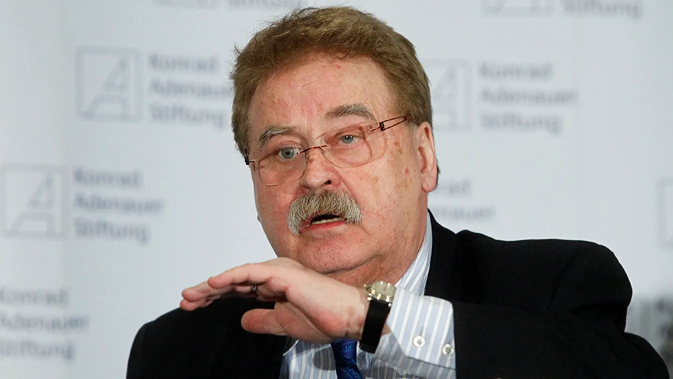 Így menekült el Elmar Brok a V4NA riportere elől