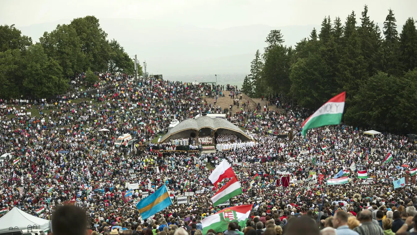Idén is százezrek gyűltek össze a Somlyó-nyeregben tartott szentmisére