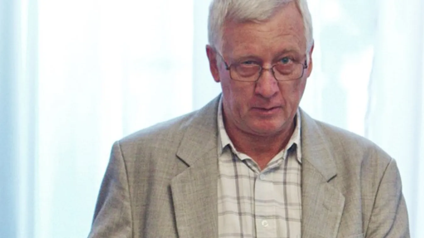 Zaklatás miatt kirúgták az ELTE dékánját