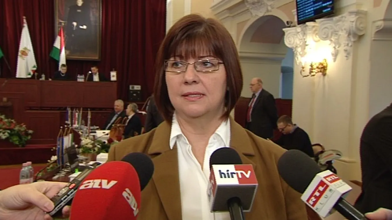 Újabb baloldali párt esett neki a Soros-plakátoknak