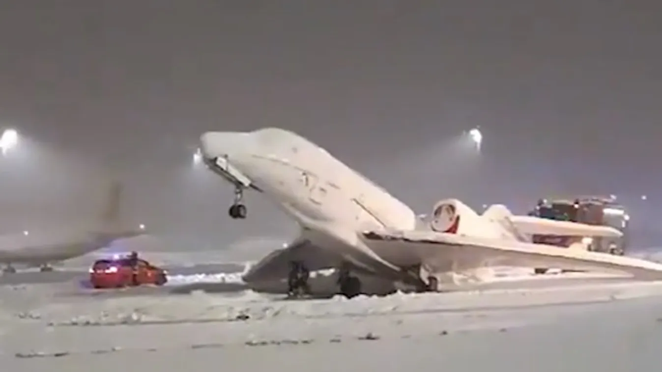A kifutópályához fagyott egy utasszállító repülőgép + videó