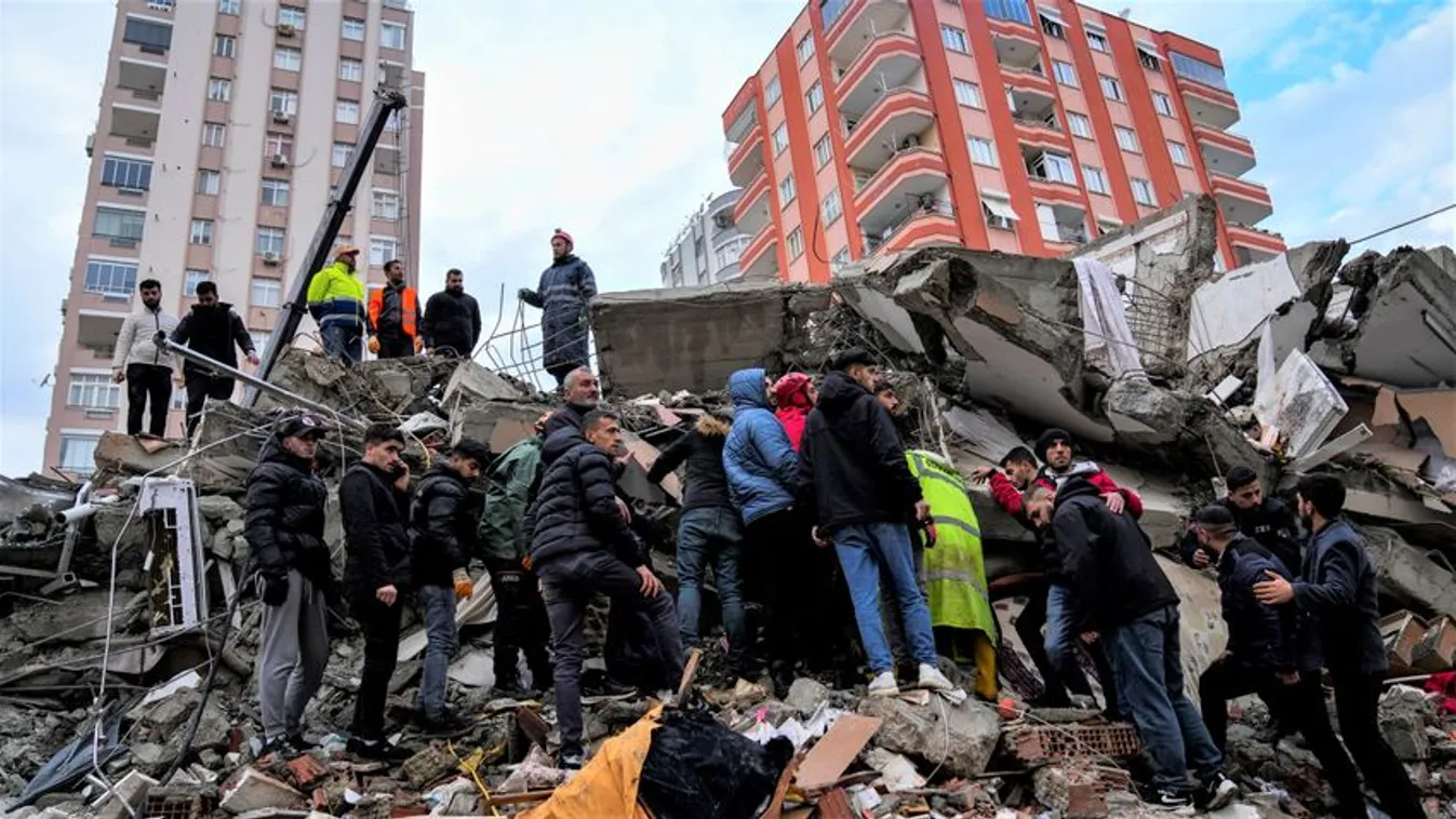 Döbbenetes TikTok videókon dőlnek össze a minaret tornyok a török földrengésben