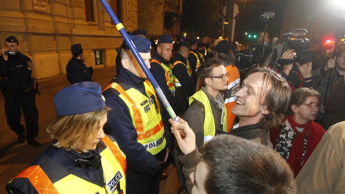 Nem kell kikockázni a tüntetésen dolgozó rendőrök arcát