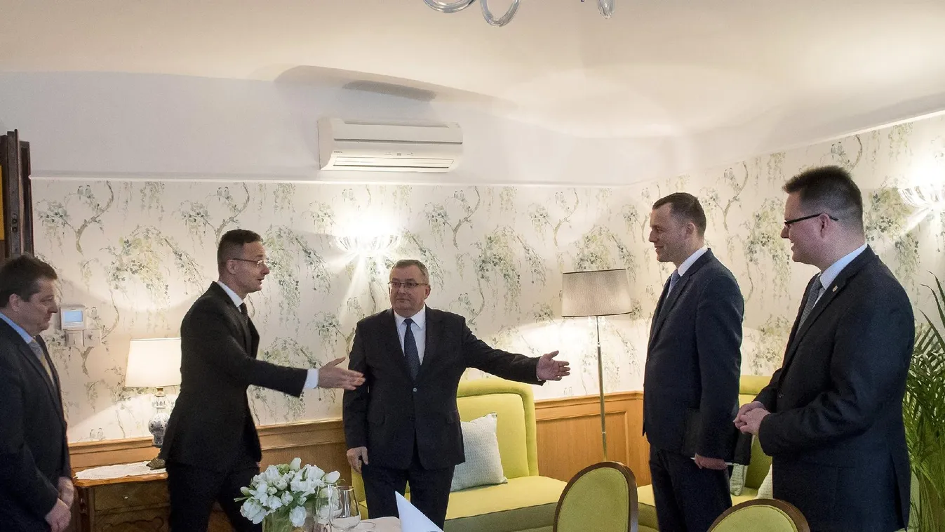 Szijjártó: Magyarország ellenzi, hogy hátsó ajtón visszahozzák a migrációs csomagot