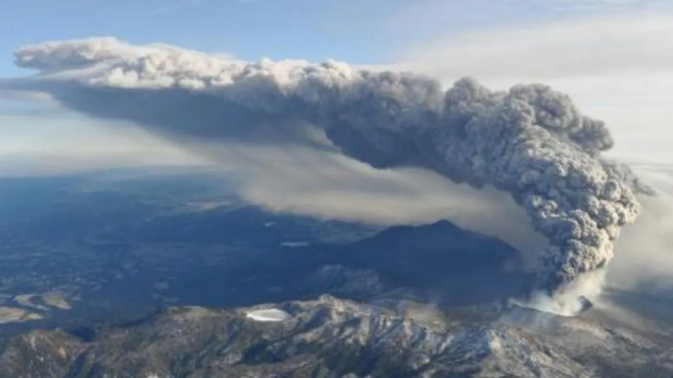 Hamu és füst tört fel a Shinmoe csúcsából