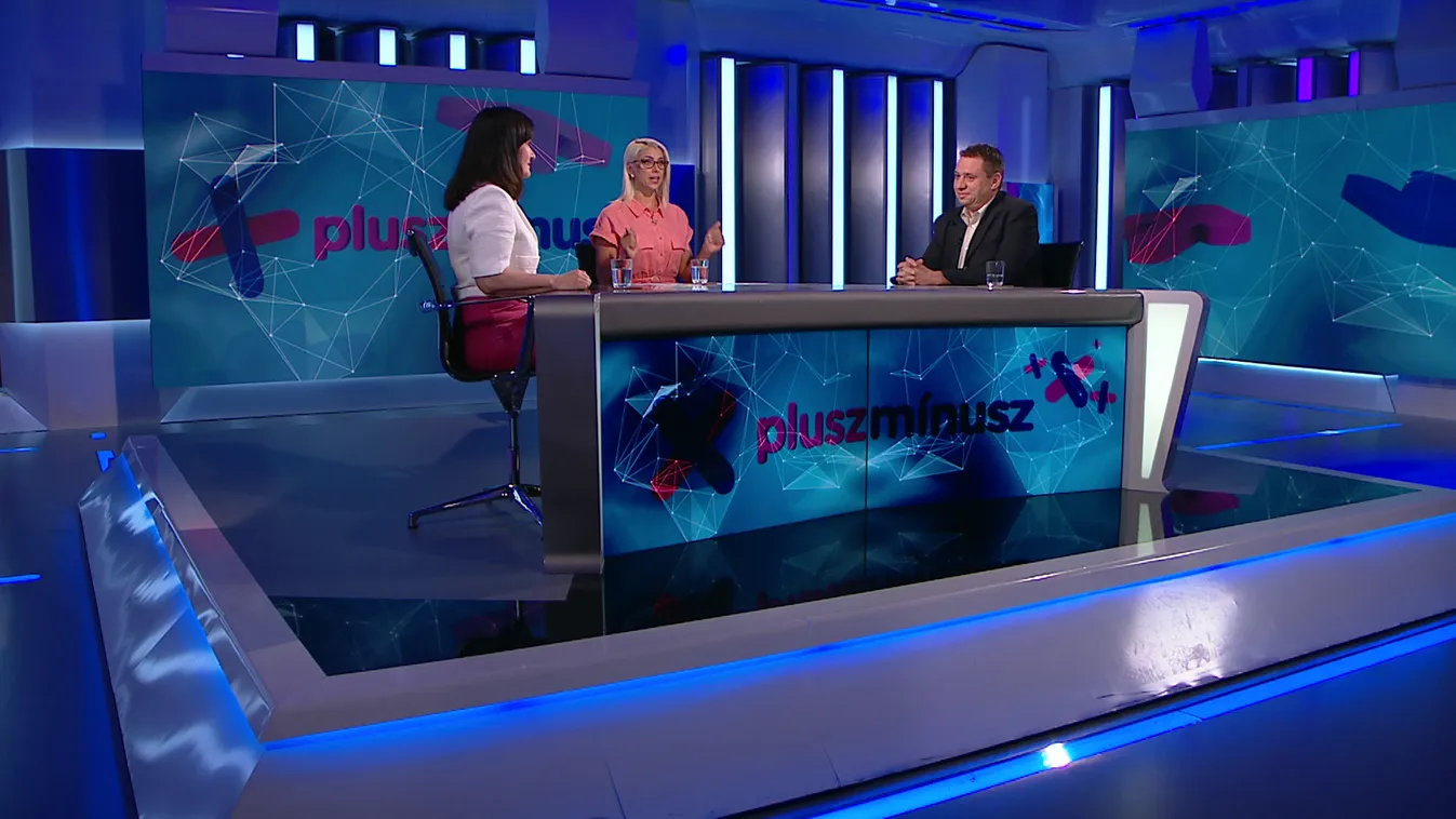 Plusz-mínusz: Az oltással kapcsolatos kérdések is politikai témává váltak