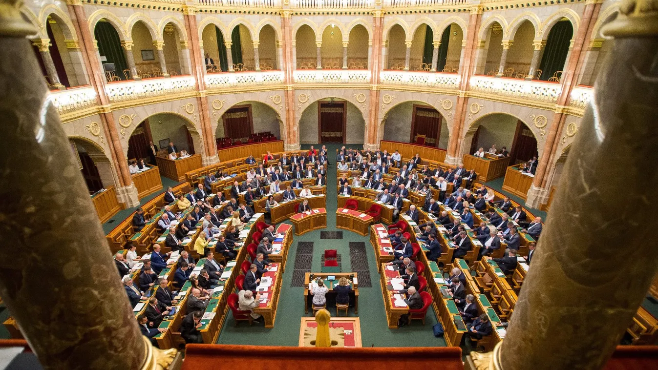 A koronavírus elleni védekezésről tárgyalnak a képviselők