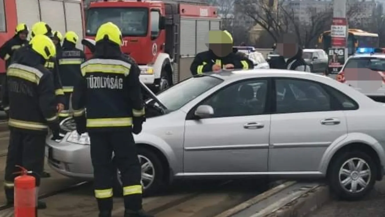 Fennakadt a villamossíneken egy autó az Árpád hídon