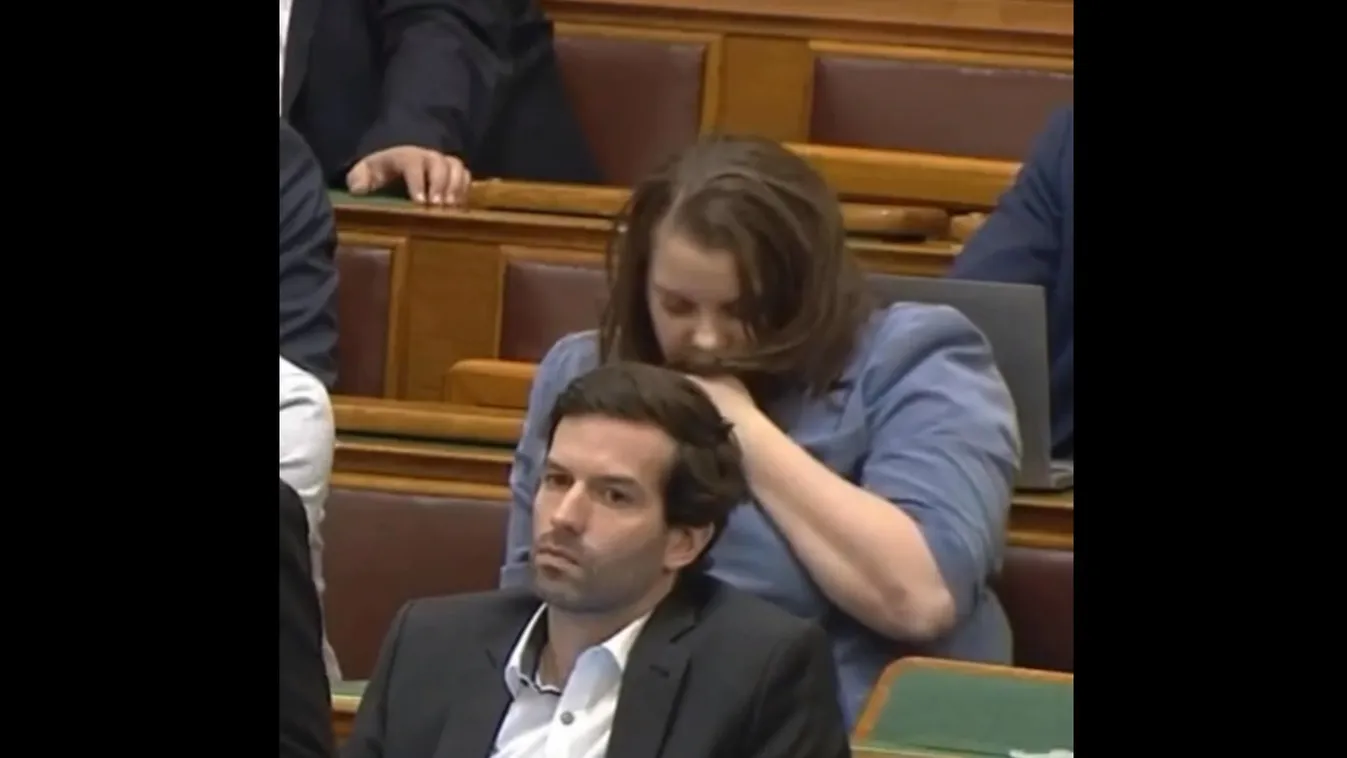 A haját szagolgatta a momentumos politikus a parlamentben + videó