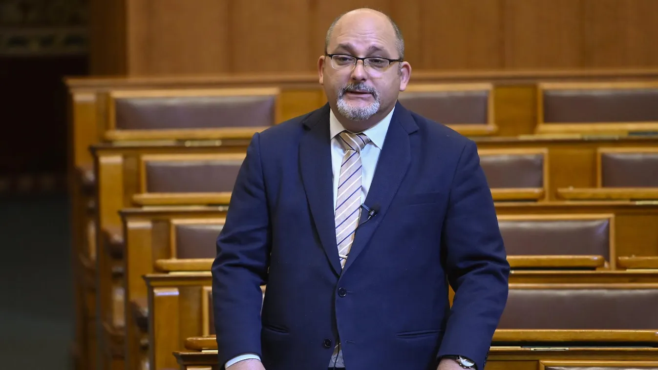 Az LMP frakcióvezető-helyettese benyújtotta népszavazási kérdéseit a Nemzeti Választási Bizottságnak