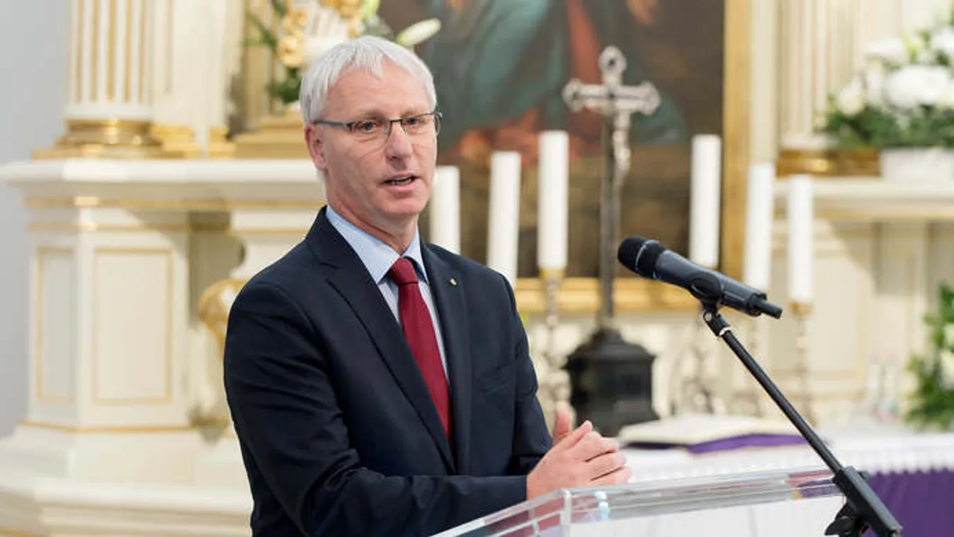 Teljesen elfogadhatatlan a szexualitás kérdéseit a gyerekekre erőltetni