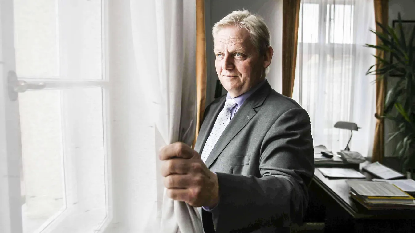 „Buta kérdés” – Egyenesen