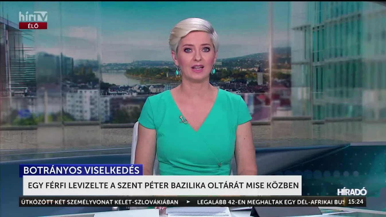 EGY FÉRFI LEVIZELTE A SZENT PÉTER BAZILIKA OLTÁRÁT MISE KÖZBEN