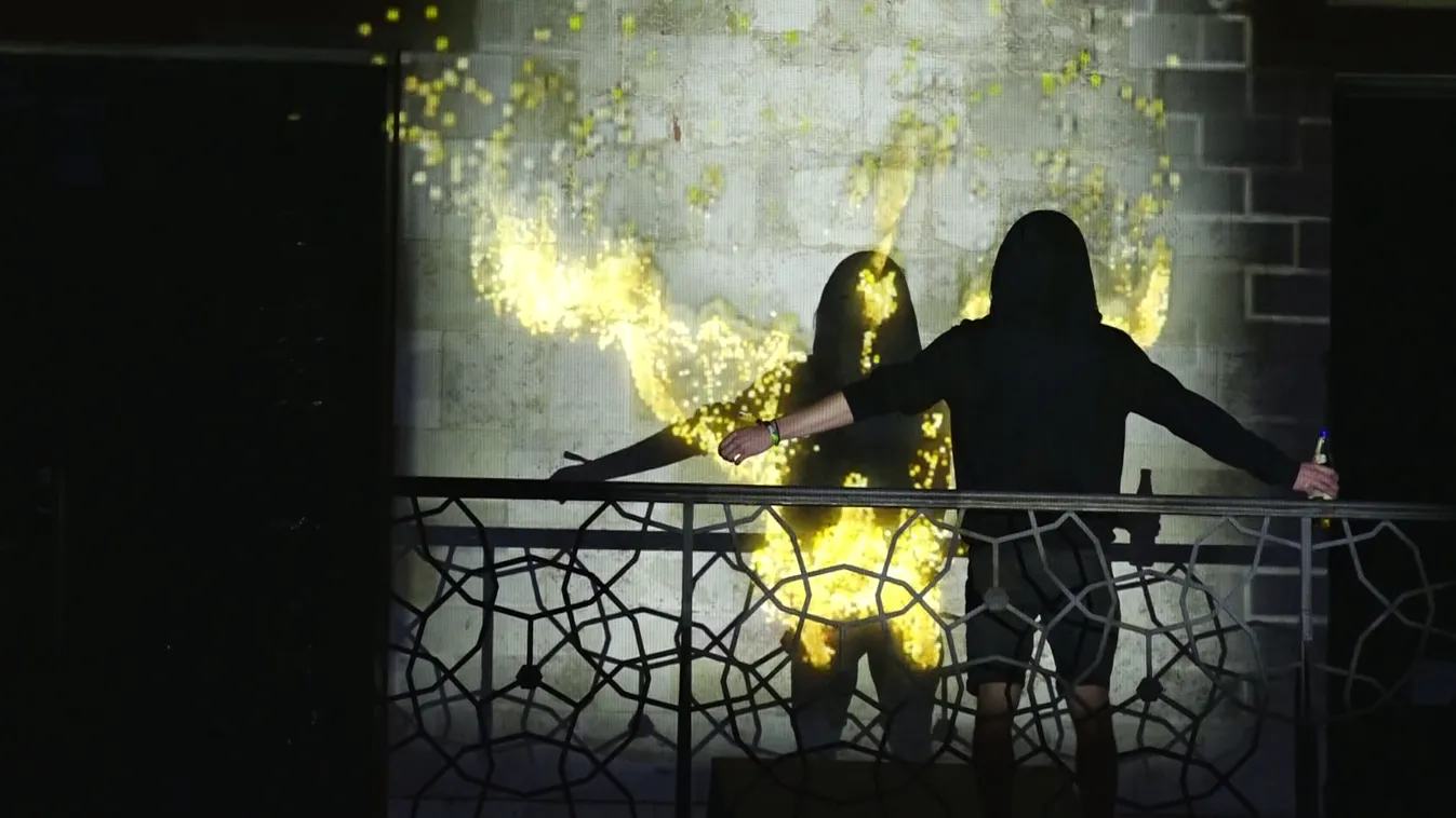 Különleges alkotásait láthatják az érdeklődők olyan művészeti ágnak, melyet a fény erejével mutatnak be + videó