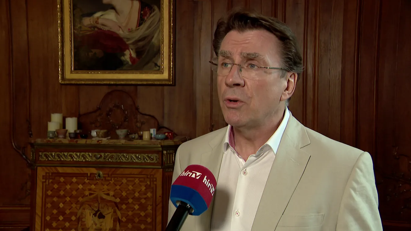 Idén is verssel köszöntötte a költészet napját Iain Lindsay
