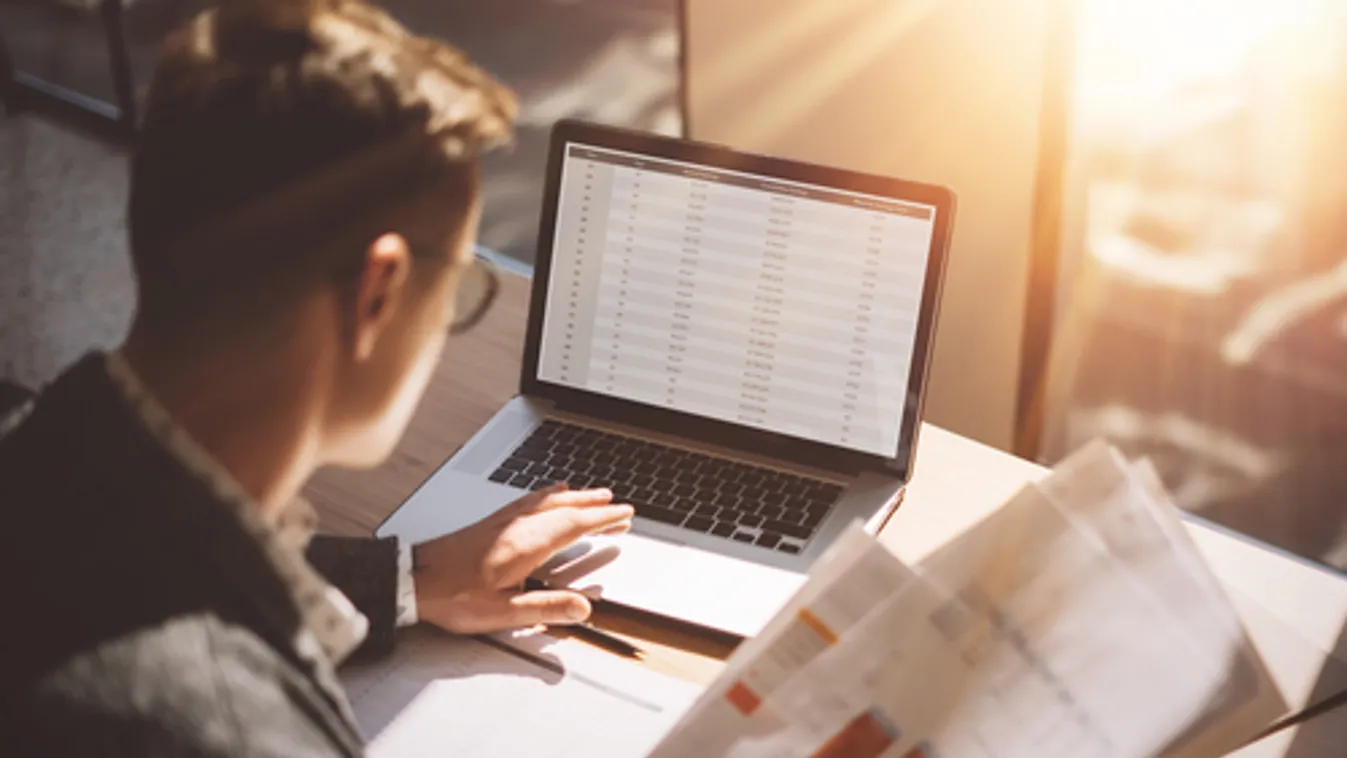 „Internetes okosságokhoz” nyittattak vele számlát