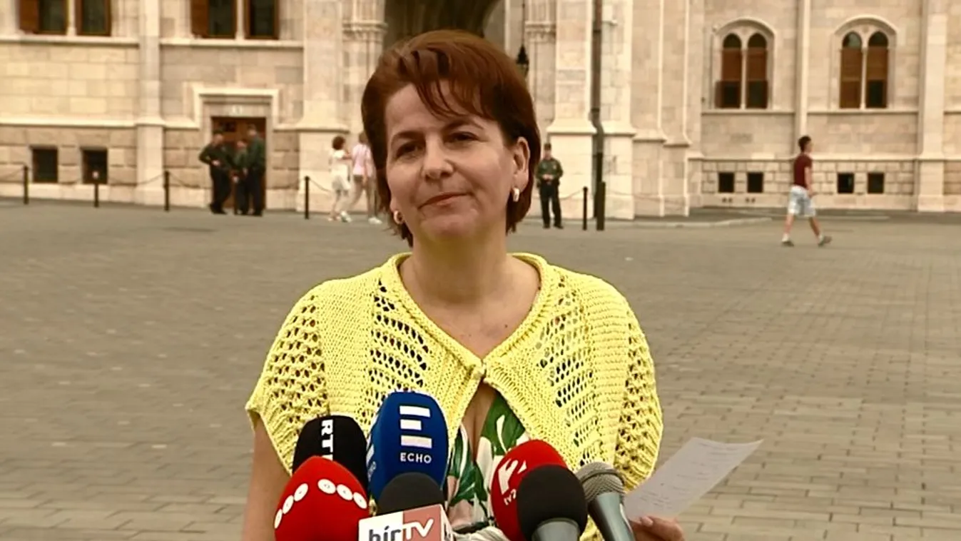 Felfüggeszti Orbán irodája előtti várakozását a jobbikos képviselő