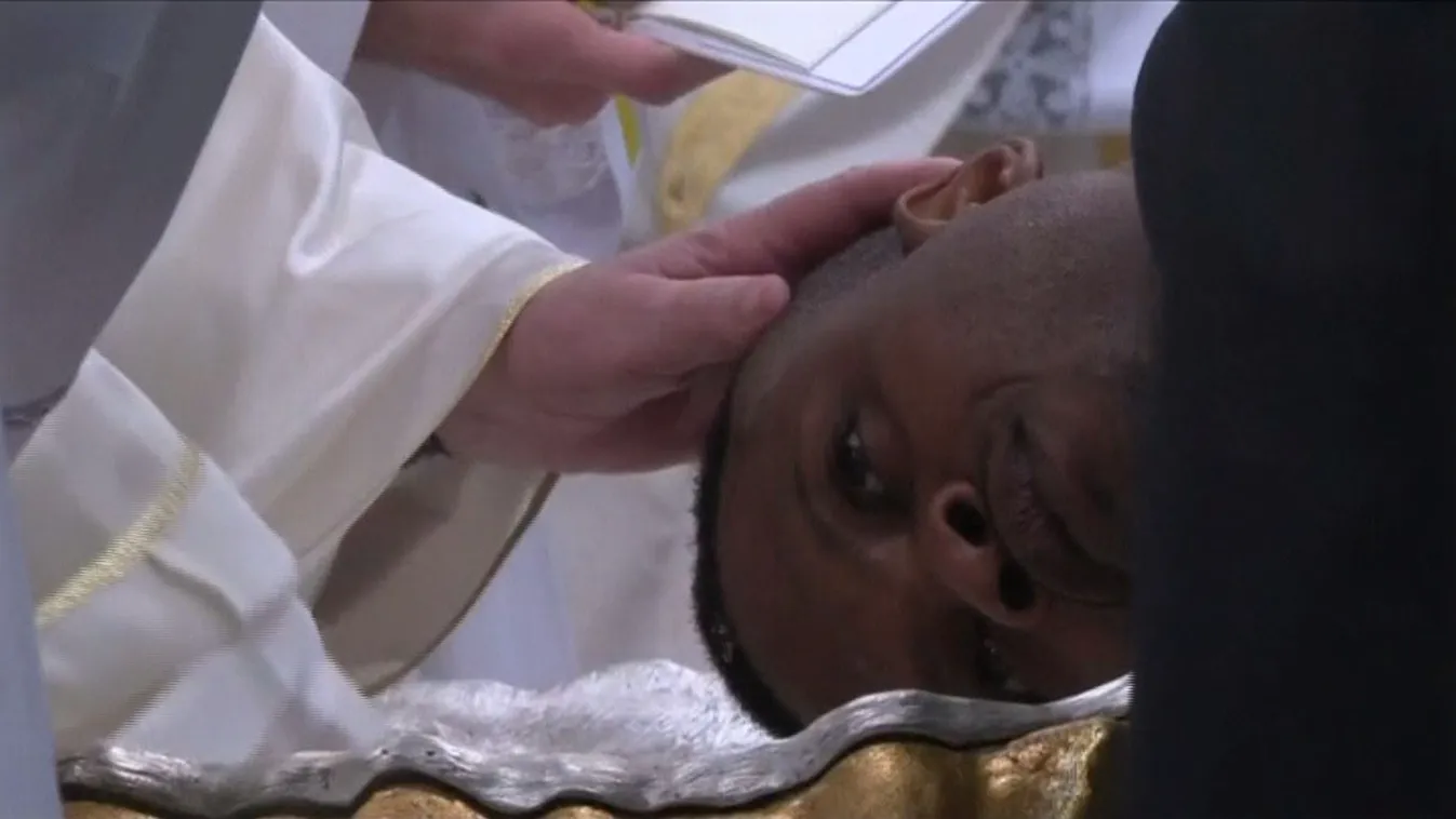 Nigériai migránst is keresztelt Ferenc pápa