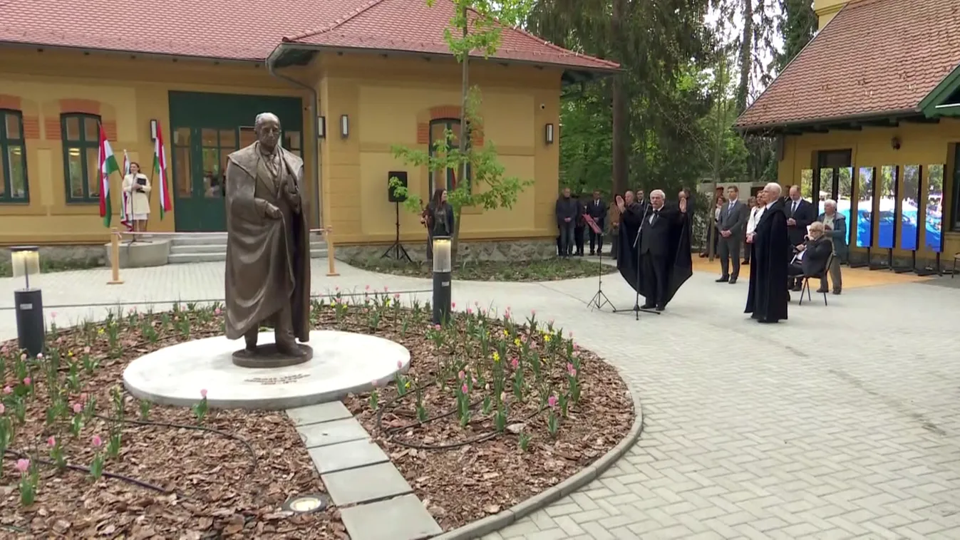Átadták a felújított Ravasz László Emlékházat