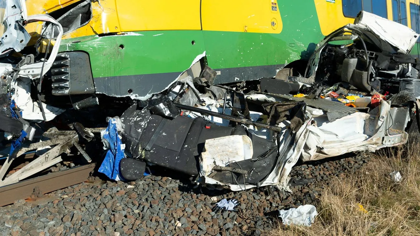 Ellentétes irányból érkező vonatok szakítottak szét egy autót